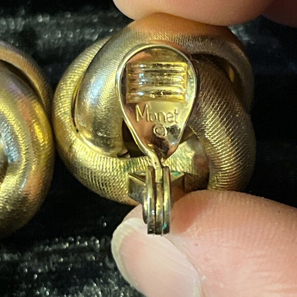 Vintage Monet Signed Brushed Goldtone Love Knot Clip On Earrings Elegant - Picture 5 of 7